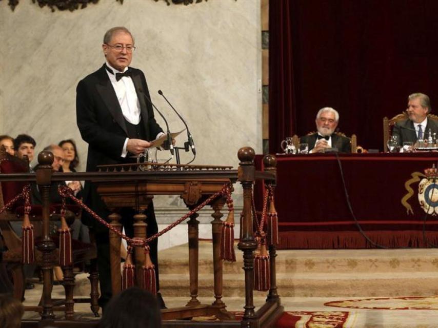 El escritor Félix de Azúa durante su discurso de ingreso en la Real Academia Española (RAE)/EFE