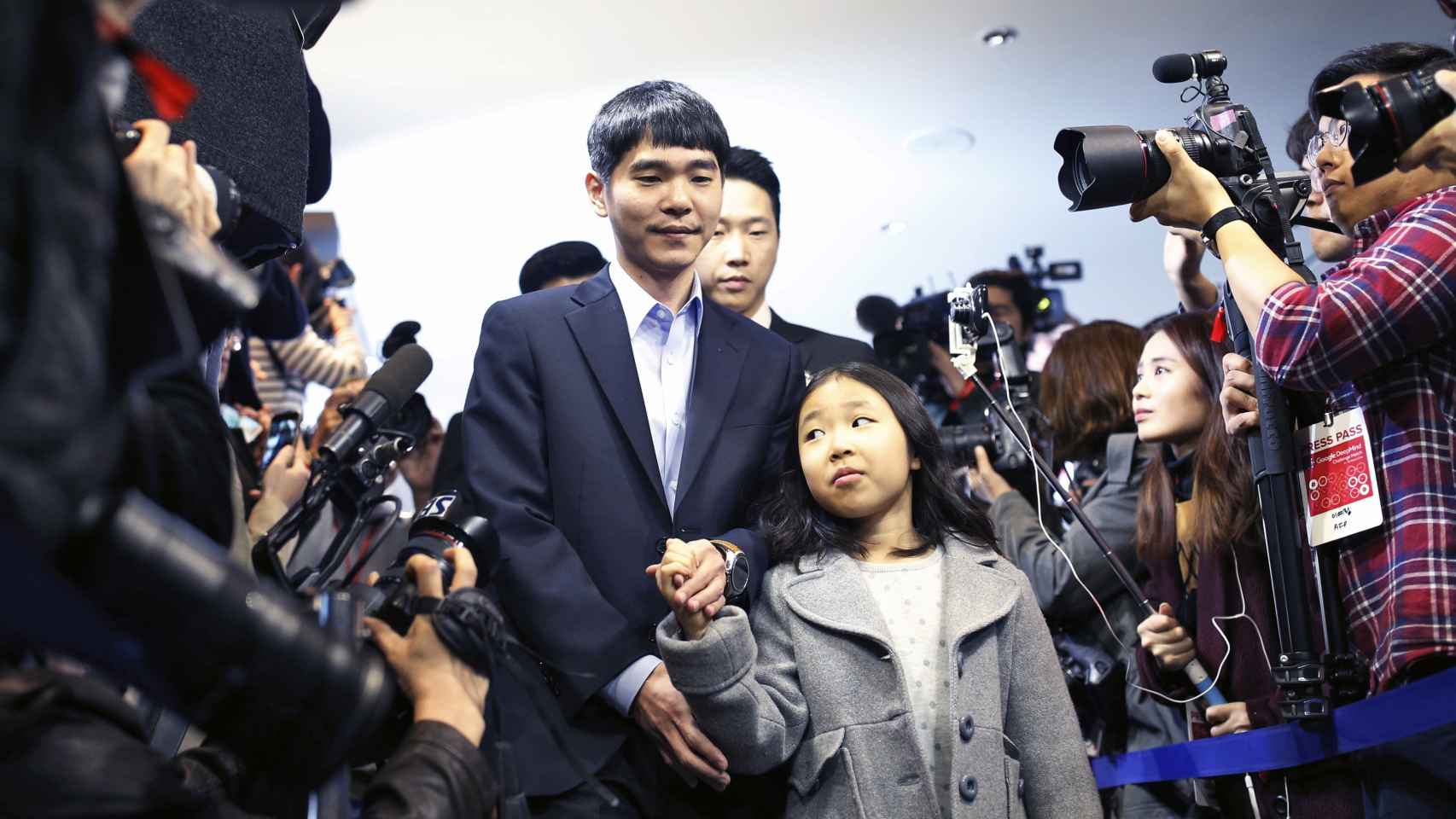 Lee Si-dol toma la mano de su hija, algo que AlphaGo jamás podrá hacer.