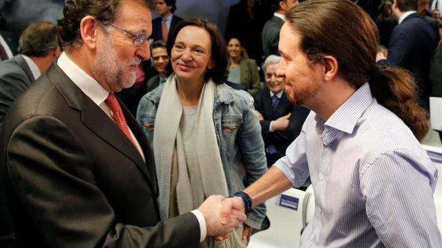 Rajoy saluda a Iglesias en el Museo de la agencia Efe.