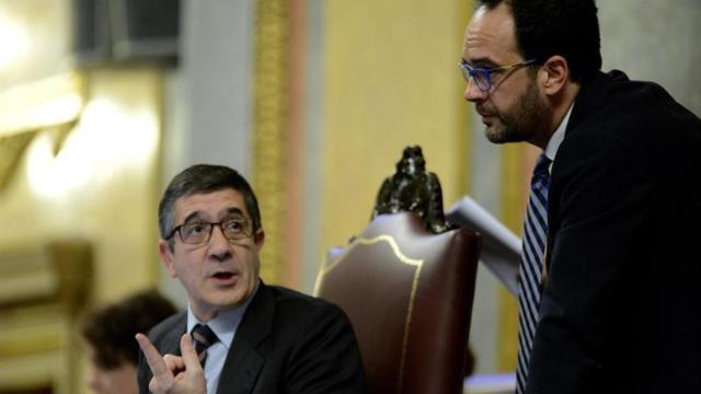 Patxi López y Hernando, durante el debate.