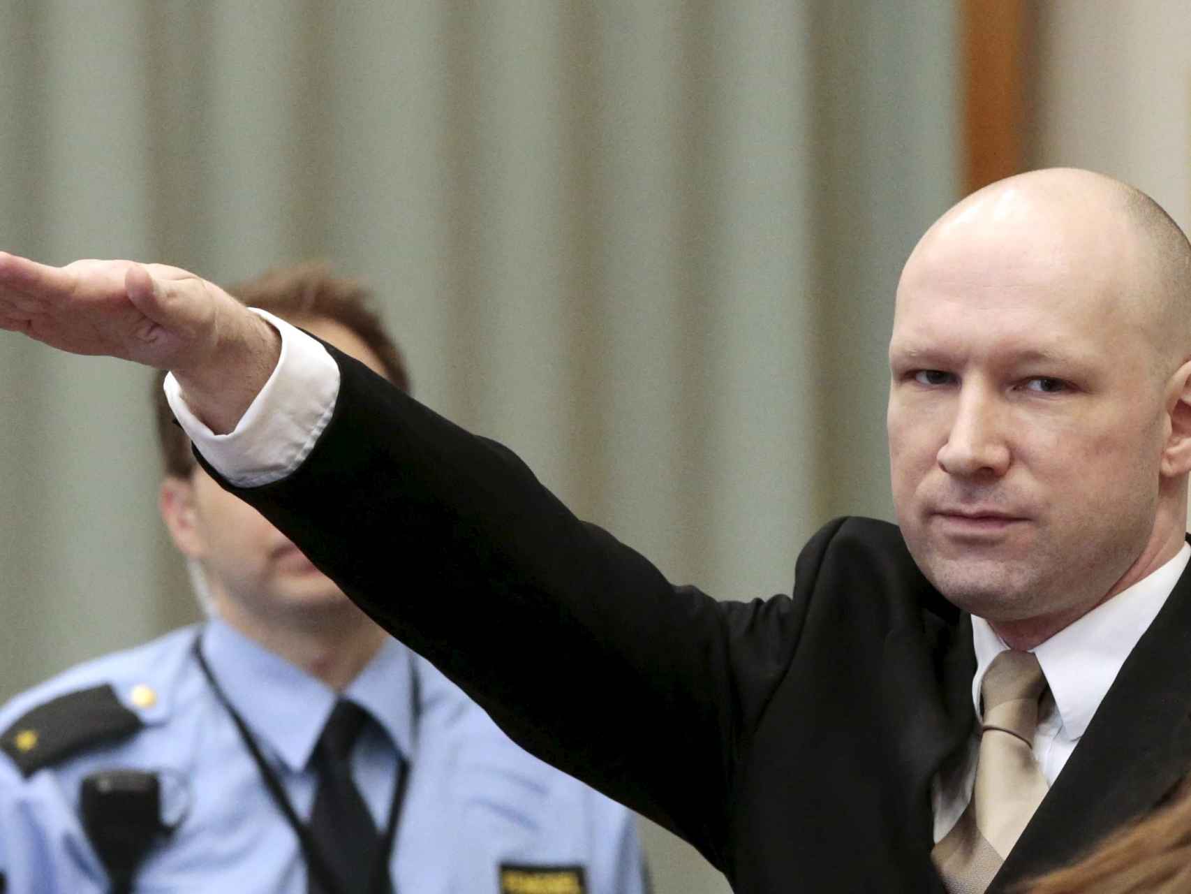 Breivik hace un saludo nazi al comienzo del juicio contra el Estado noruego