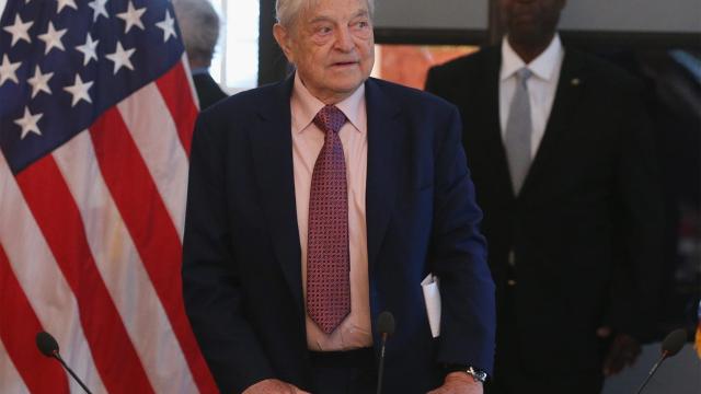 George Soros ha dado siete millones de dólares a Hillary Clinton.