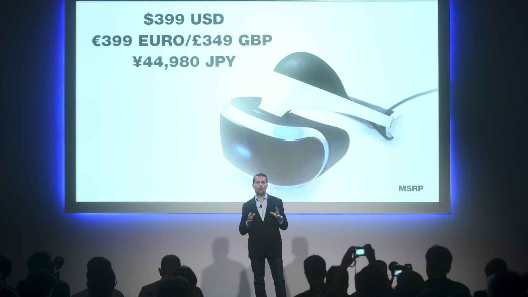 Andrew House, presidente de SCE, presenta PlayStation VR y su precio.
