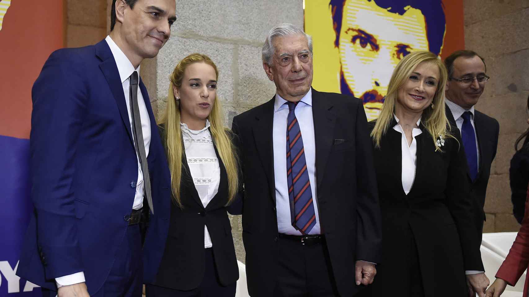 Lilian Tintori, Pedro Sánchez, Vargas Llosa y Cifuentes durante la presentación del libro en Madrid