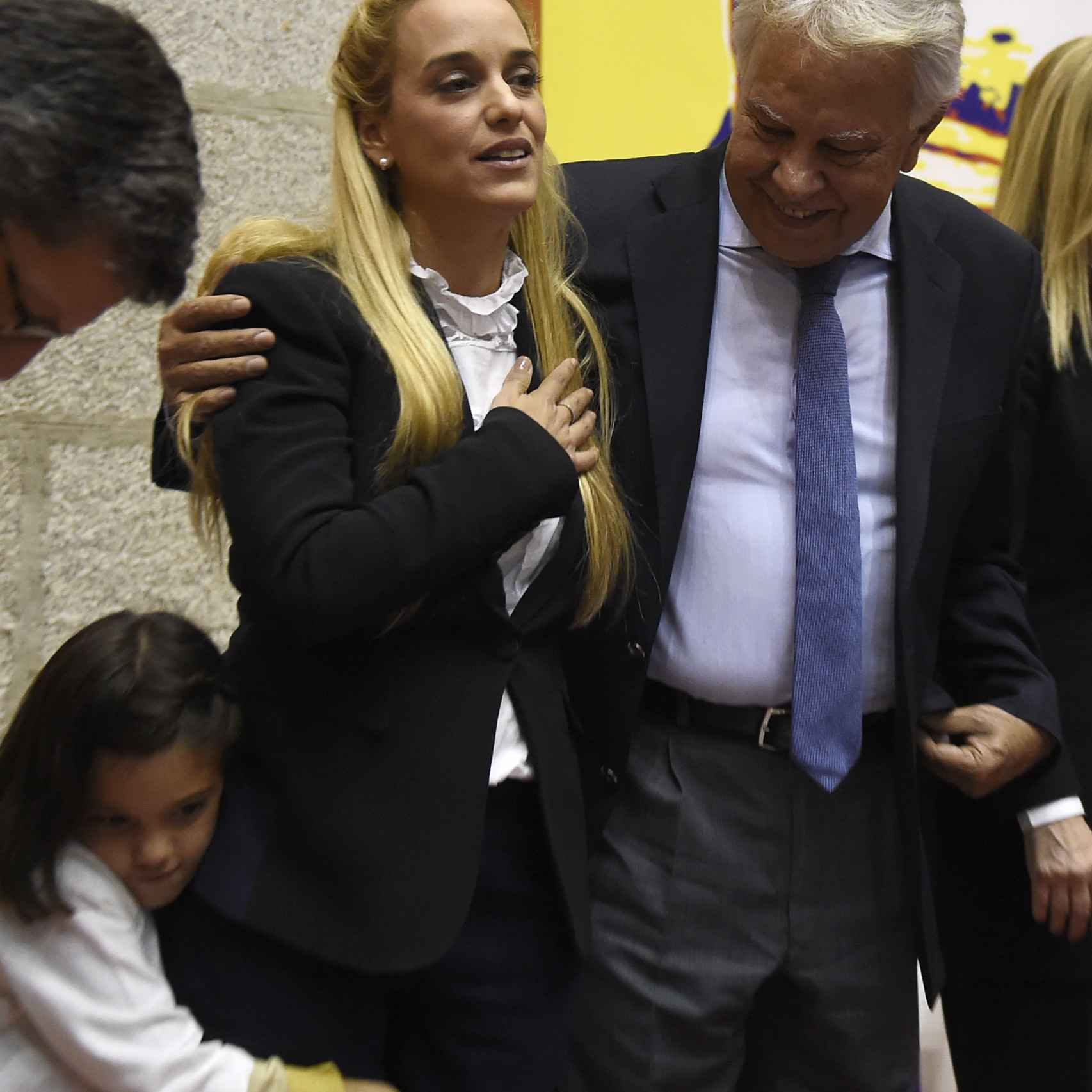 Lilian Tintori con su hija y el expresidente Felipe González durante la presentación