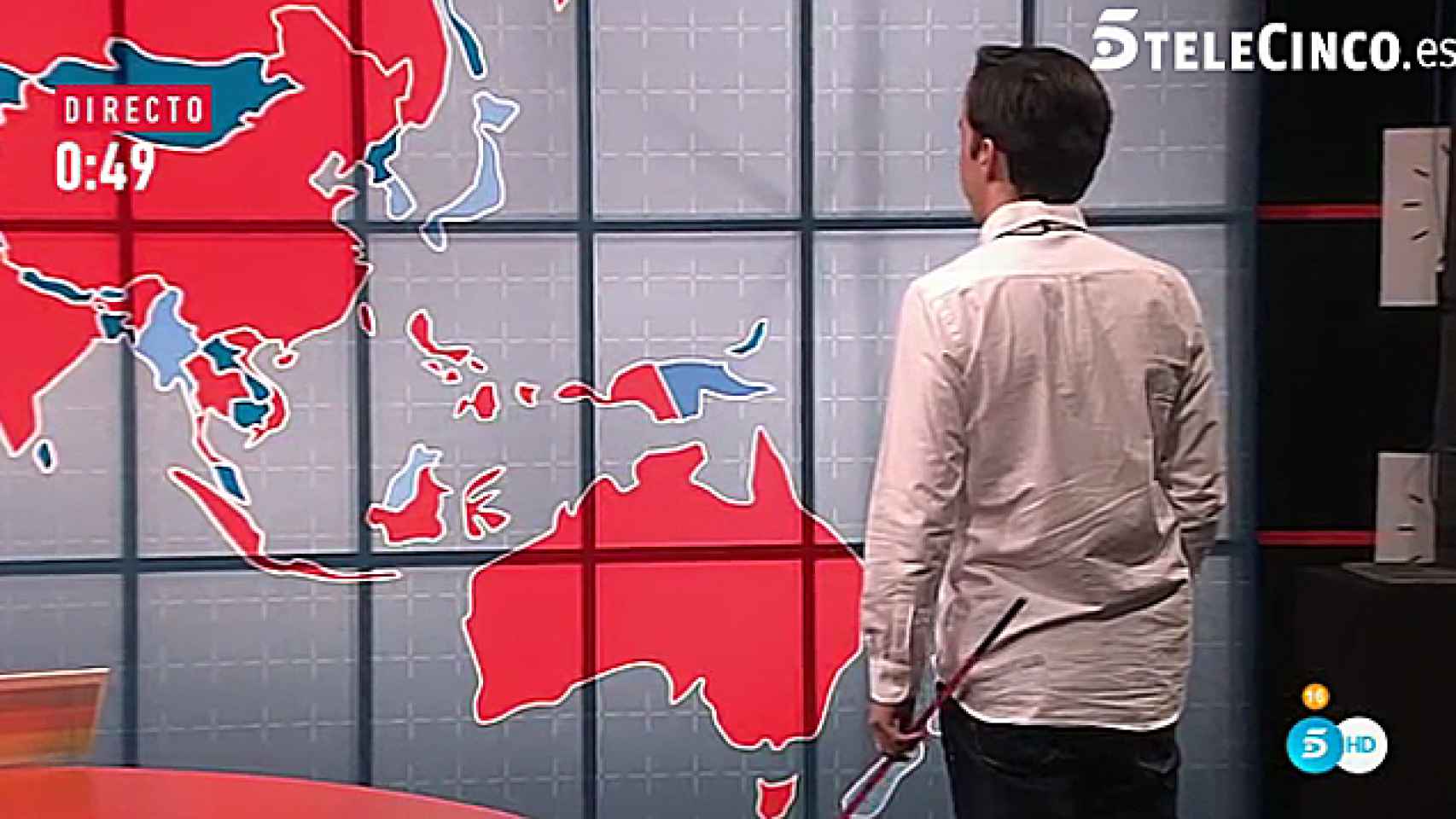 Francisco Nicolás ubicando Australia en el mapa durante una prueba del reality