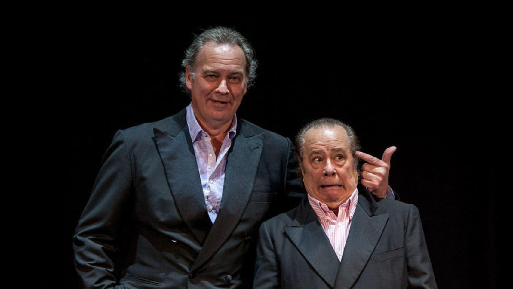 Bertín Osborne, al lado del comediante Arévalo.