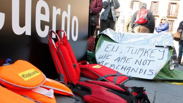 Chalecos y tiendas de campaña frente al Ministerio de Exteriores, en Madrid.