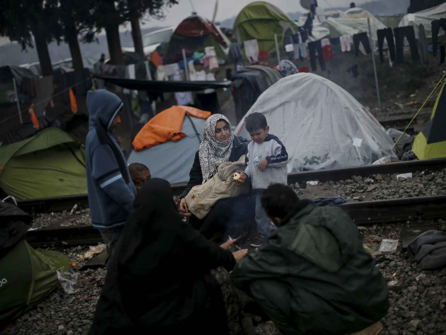 Una familia de refugiados en un campo en la frontera entre Grecia y Macedonia.