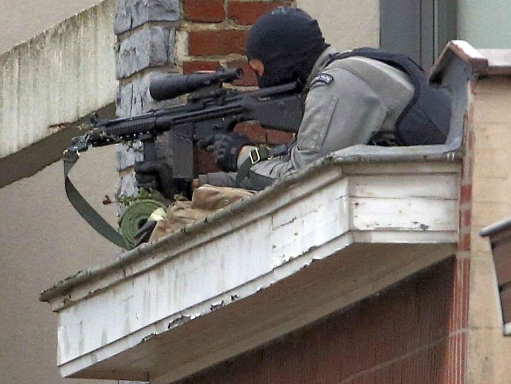 Un tirador de la policía belga durante la redada de este martes