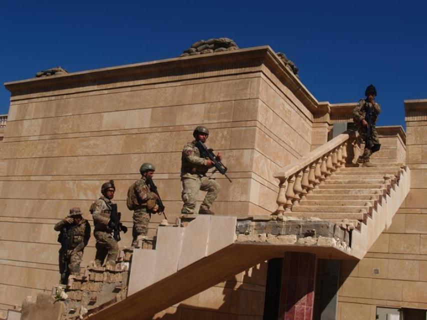 Tropas iraquíes en un ejercicio de adiestramiento en el palacio de Radwaniyah.