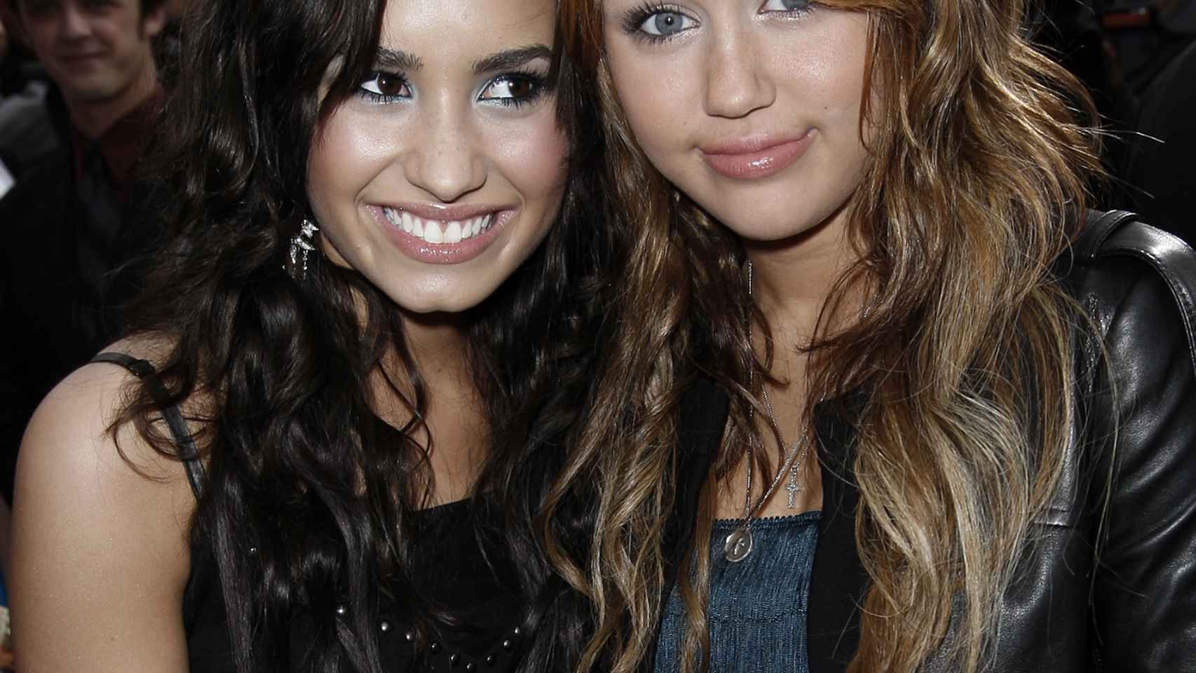 Demi Lovato con su amiga Miley Cyrus