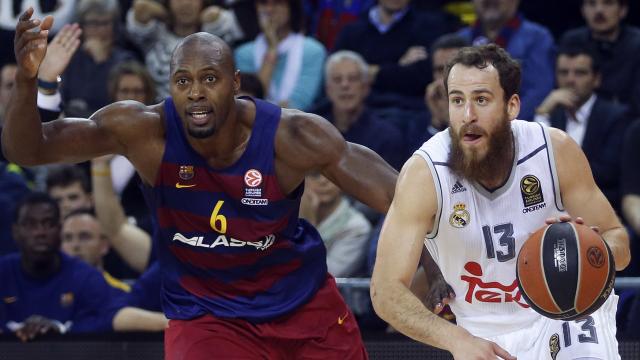 Sergio Rodríguez conduce el balón ante Joey Dorsey.