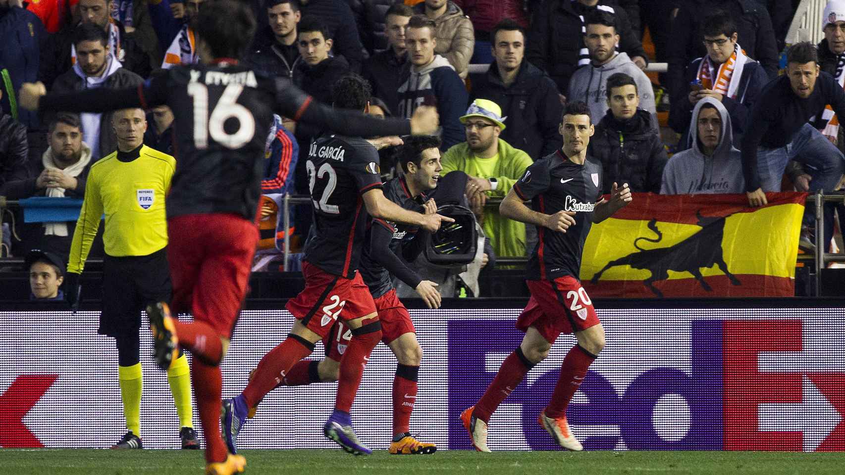 Aduriz celebra con sus compañeros el gol en Mestalla