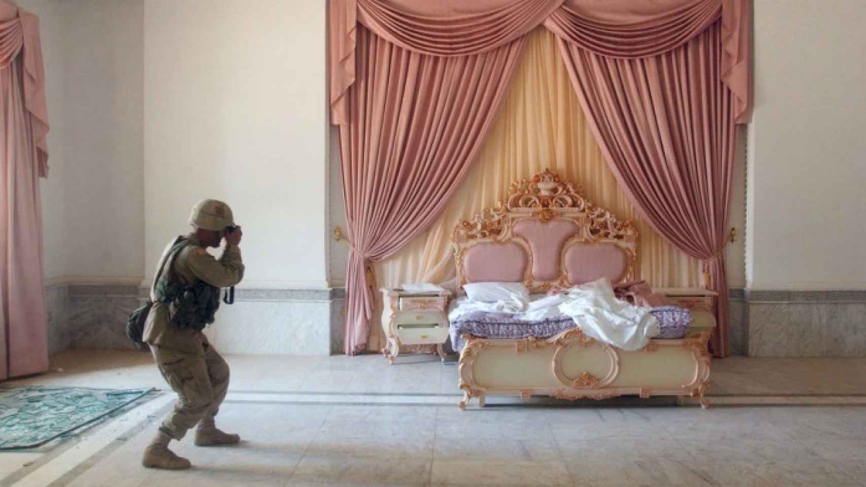 El sargento estadounidense Craig Zentkovich fotografía por primera vez, en abril de 2003, las dependencias del palacio.
