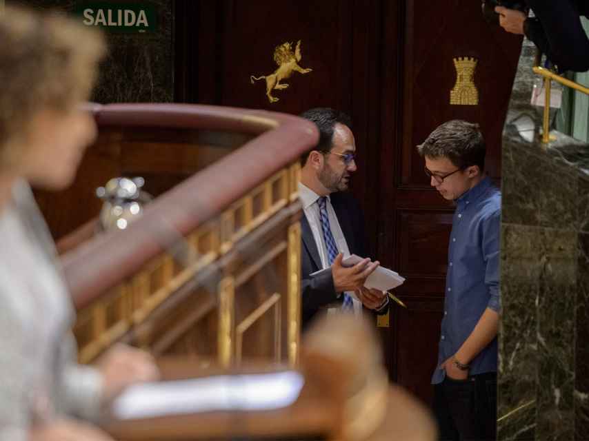 Antonio Hernando charla con Íñigo Errejón en los pasillos del Congreso