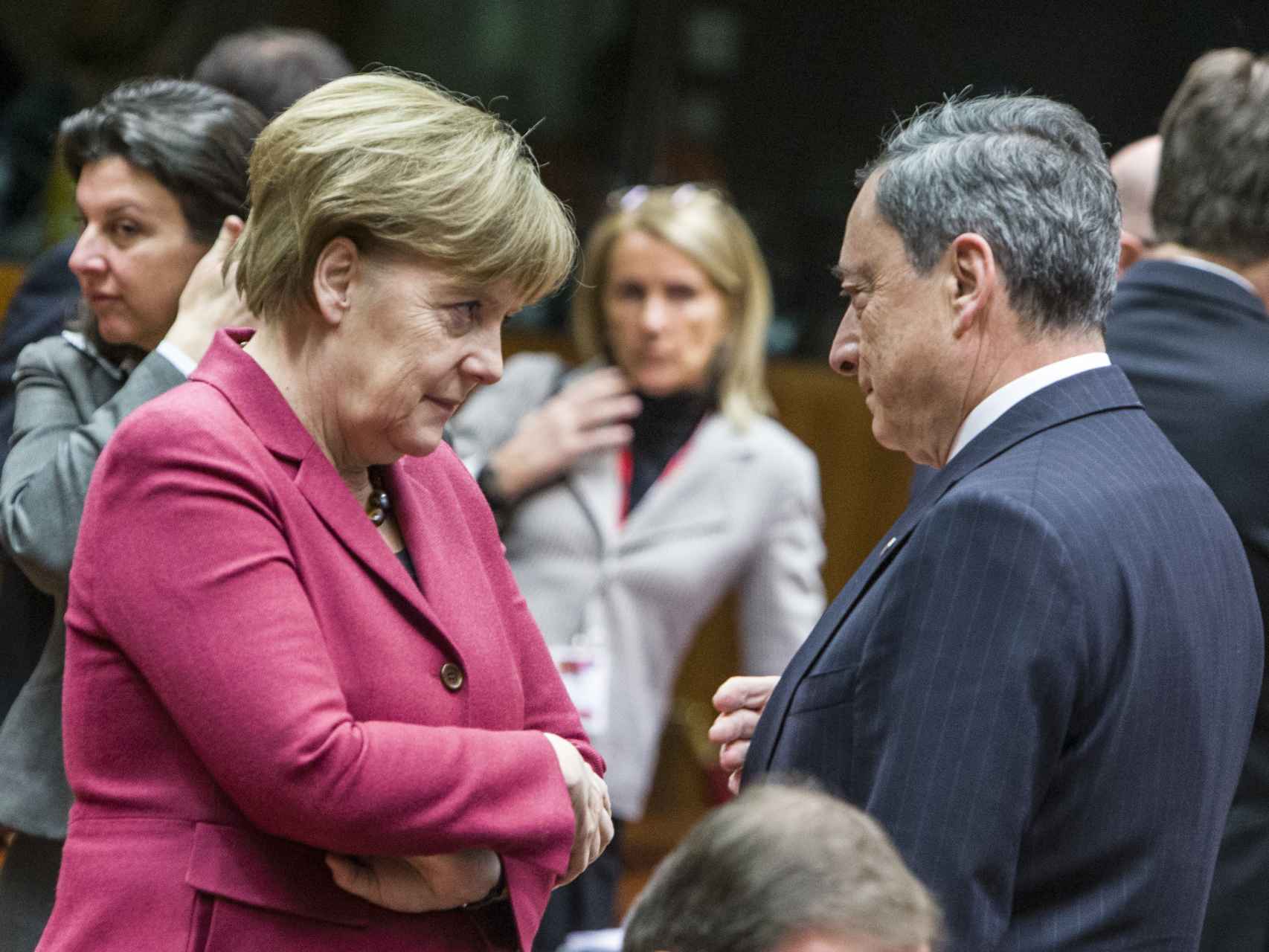 Draghi conversa con la canciller Angela Merkel durante el Consejo Europeo