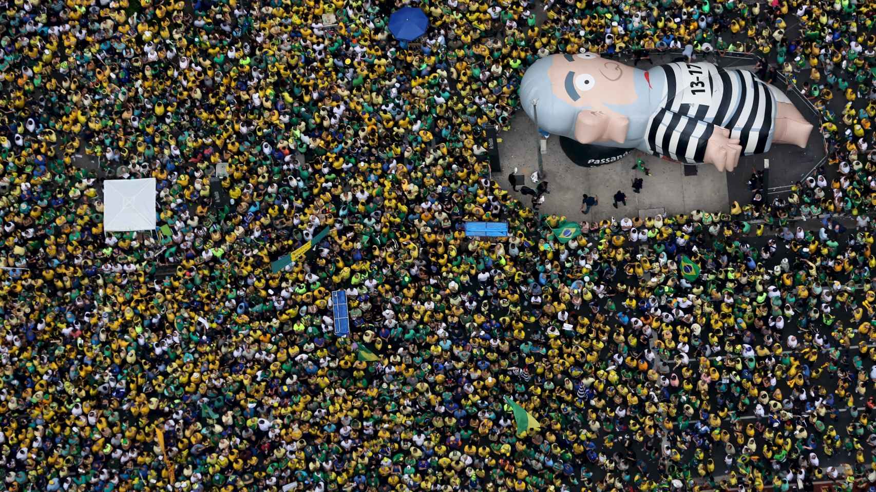 Miles de brasileños piden el impeachment de Rousseff.