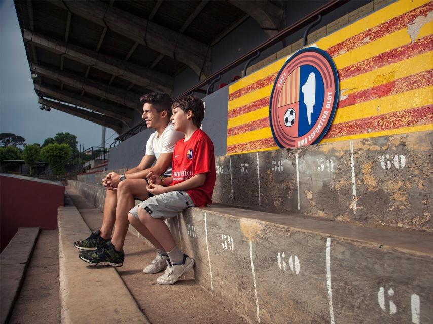 Pere, junto al delantero Uri Santos, en el campo del Olot.