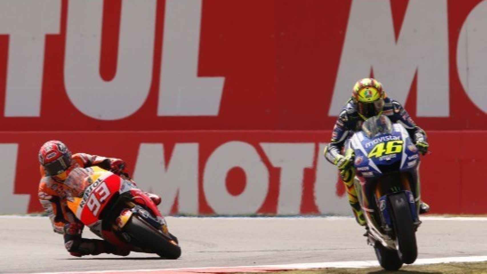 Rossi se sale de la pista mientras Márquez continúa su trayectoria en Assen.