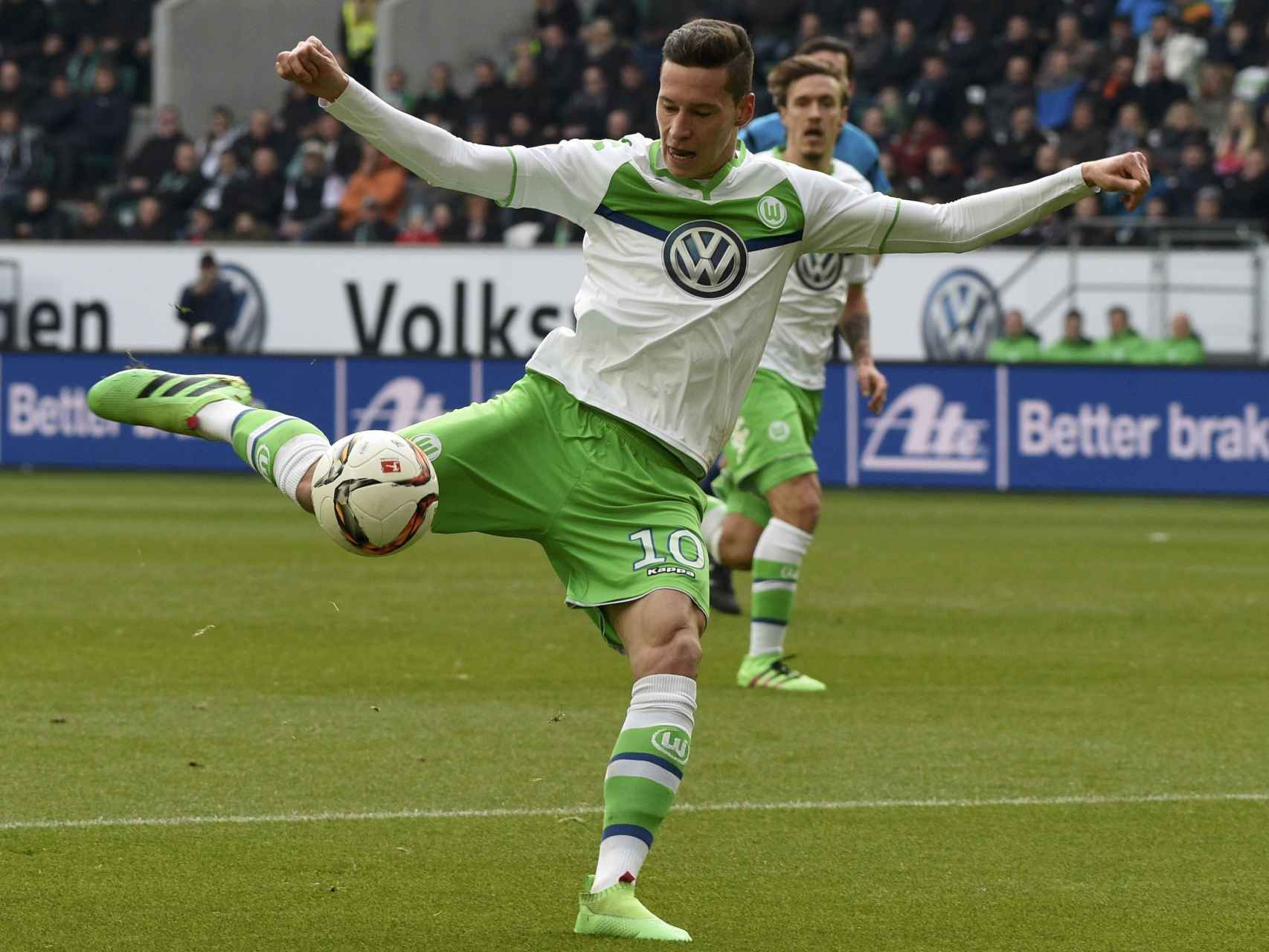 Draxler golpea la pelota durante un partido de la Bundesliga.