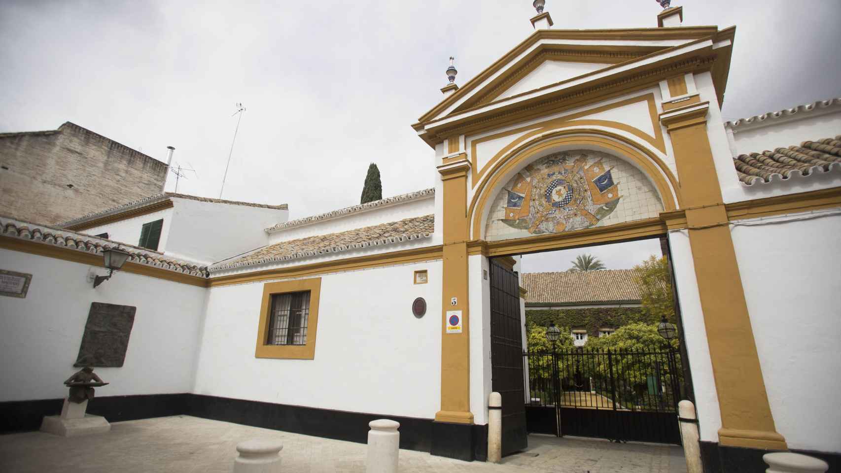 Entrada principal del Palacio de Las Dueñas (Sevilla)