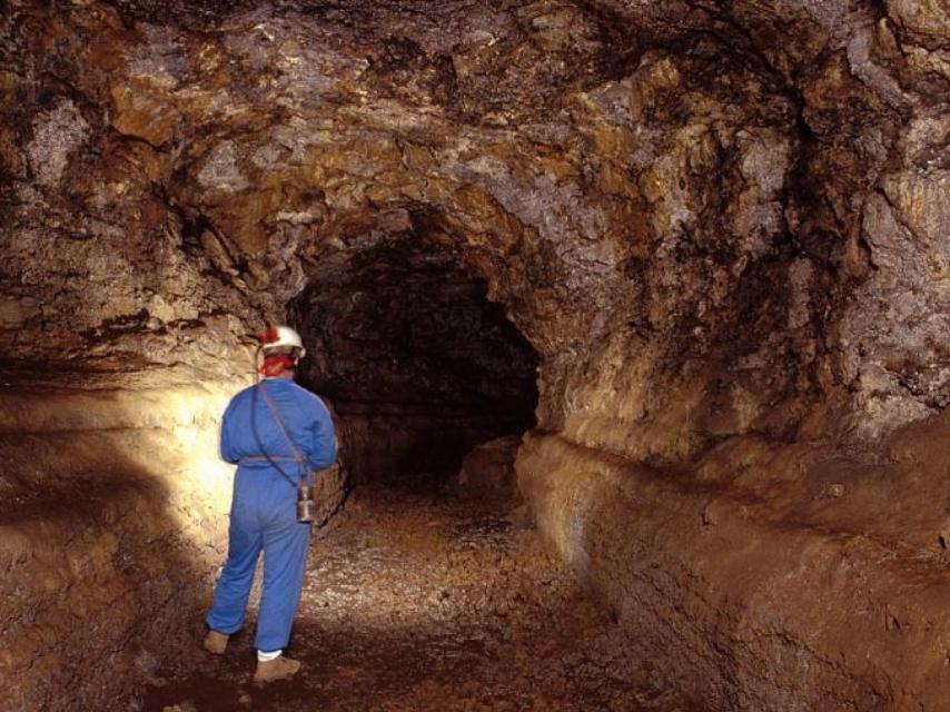 Alfredo Laínez en el interior de uno de los tubos de la Cueva.