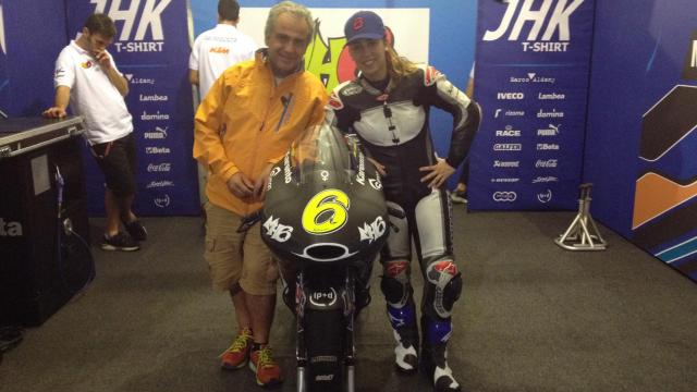 María Herrera, junto a su padre en el box de Losail.