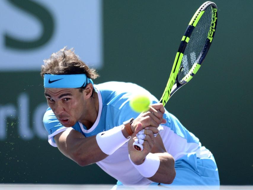 Nadal intenta devolver una pelota ante Nishikori.