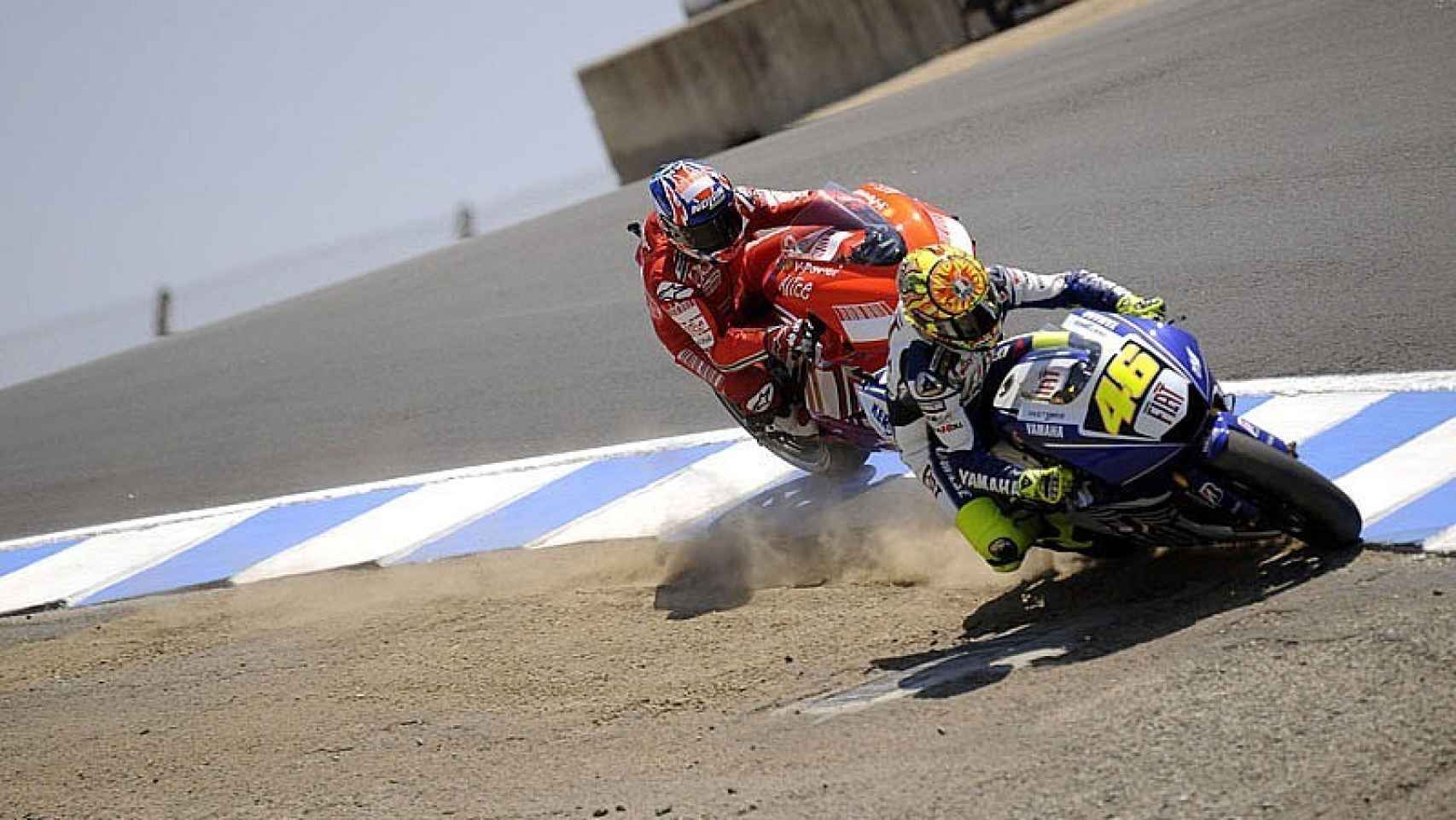 Rossi supera a Stoner por fuera del sacacorchos de Laguna Seca en 2008.