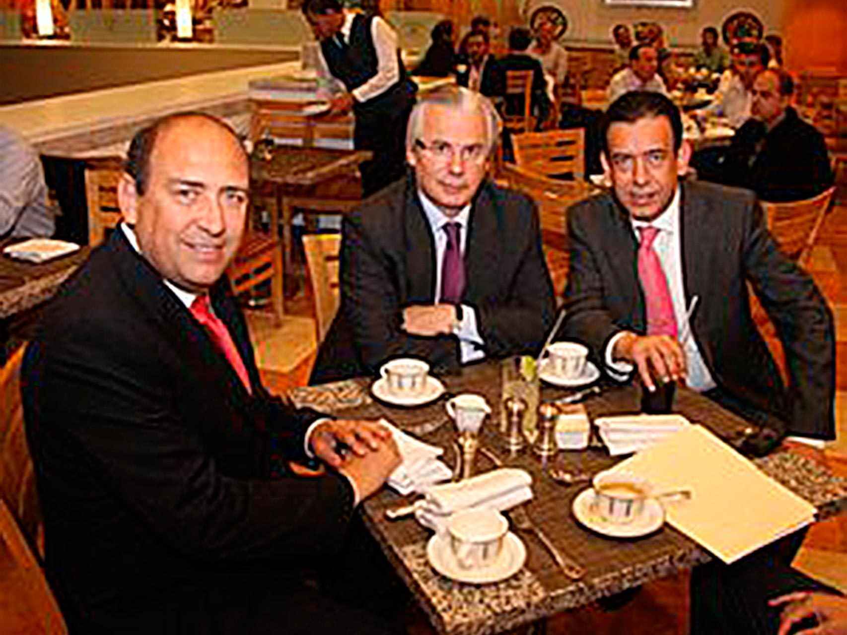 Baltasar Garzón, en el centro, junto a los  hermanos Rubén y Humberto Moreira.