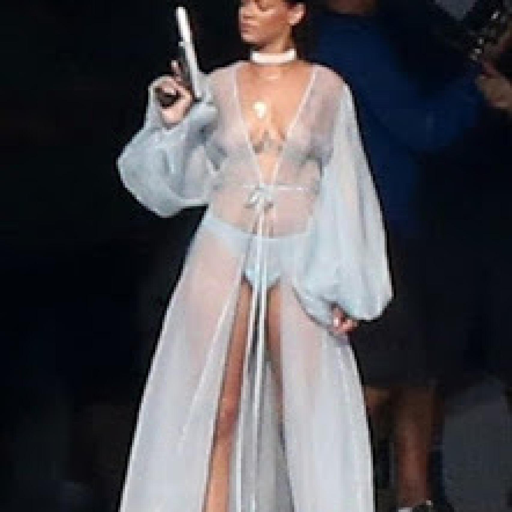 Rihanna desnuda y con una pistola grabando su último videoclip