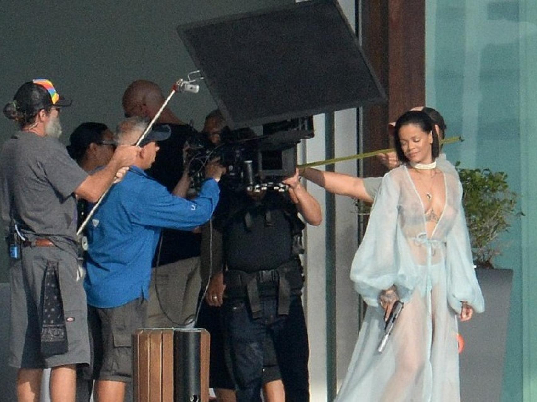 Rihanna se desnuda en su último videoclip