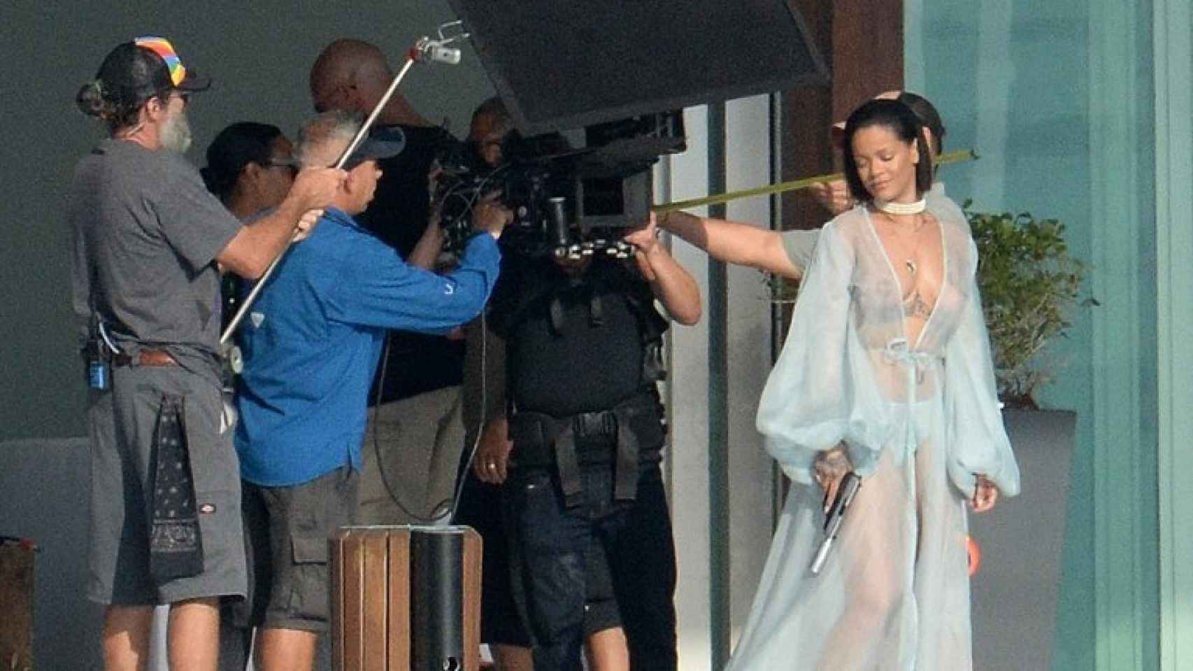 Rihanna desnuda en plena grabación