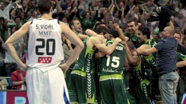 Los jugadores del Unicaja celebran el triple ganador ante el Real Madrid en 2011.