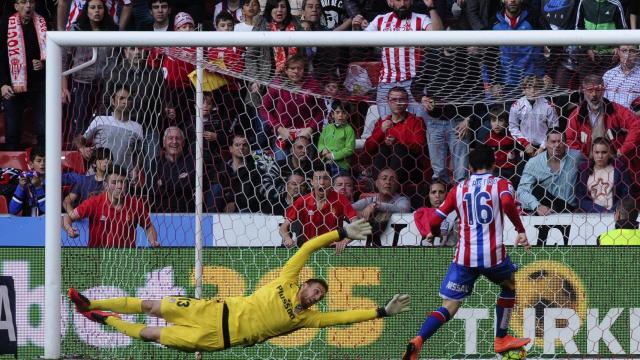 Carlos Castro marca el segundo gol del Sporting.