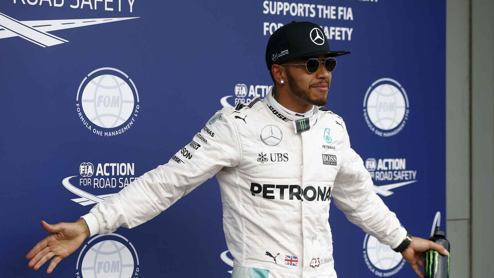 Hamilton celebra su pole en Australia