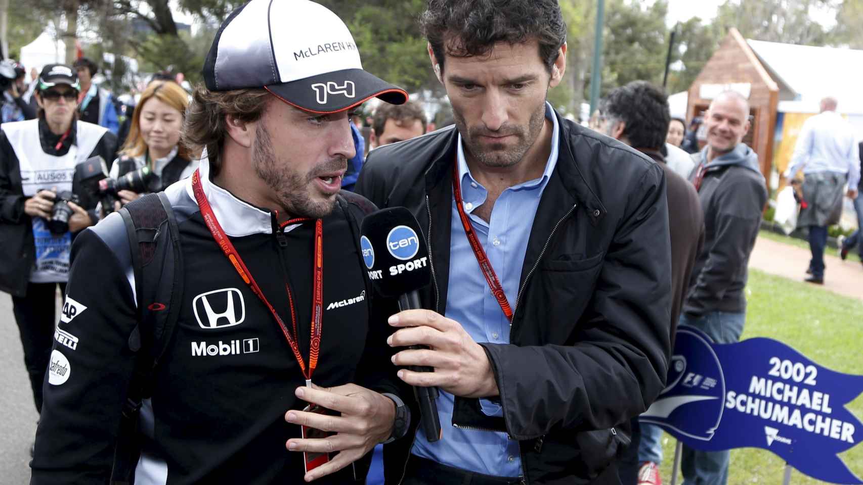 Alonso entrevistado con Webber, el expiloto de F1
