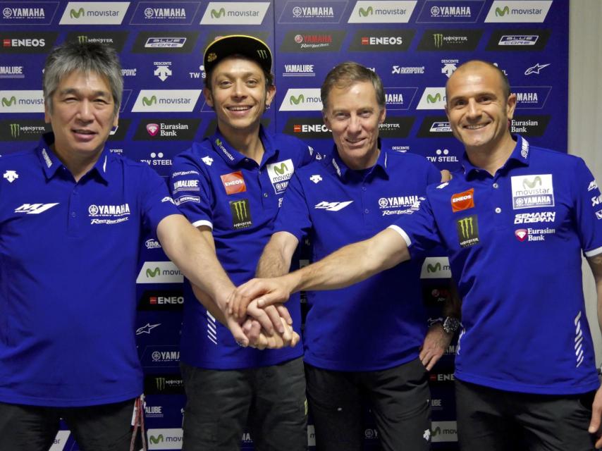 Valentino Rossi une sus manos a las de Lin Jarvis, Massimo Meregalli y Kouichi Tsuji.