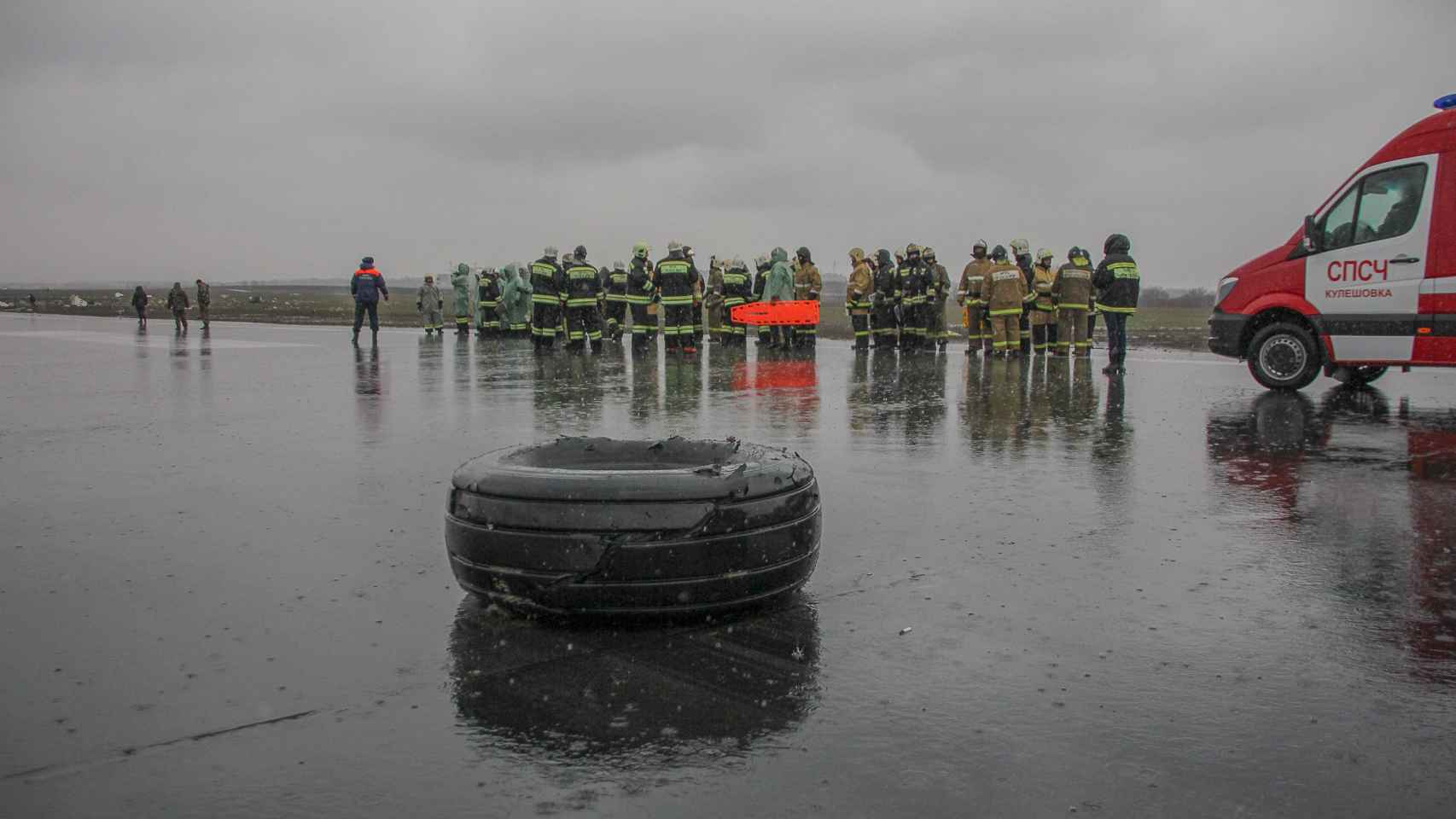 Los bomberos en la pista de aterrizaje tras el accidente.