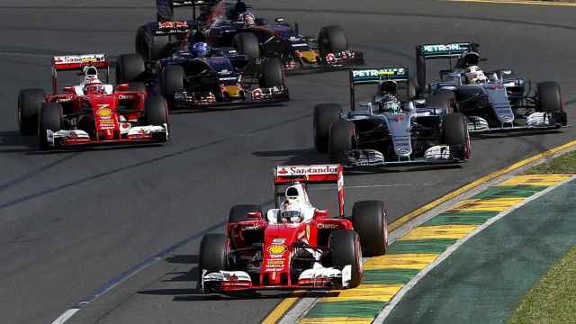 Vettel, líder tras la primera curva