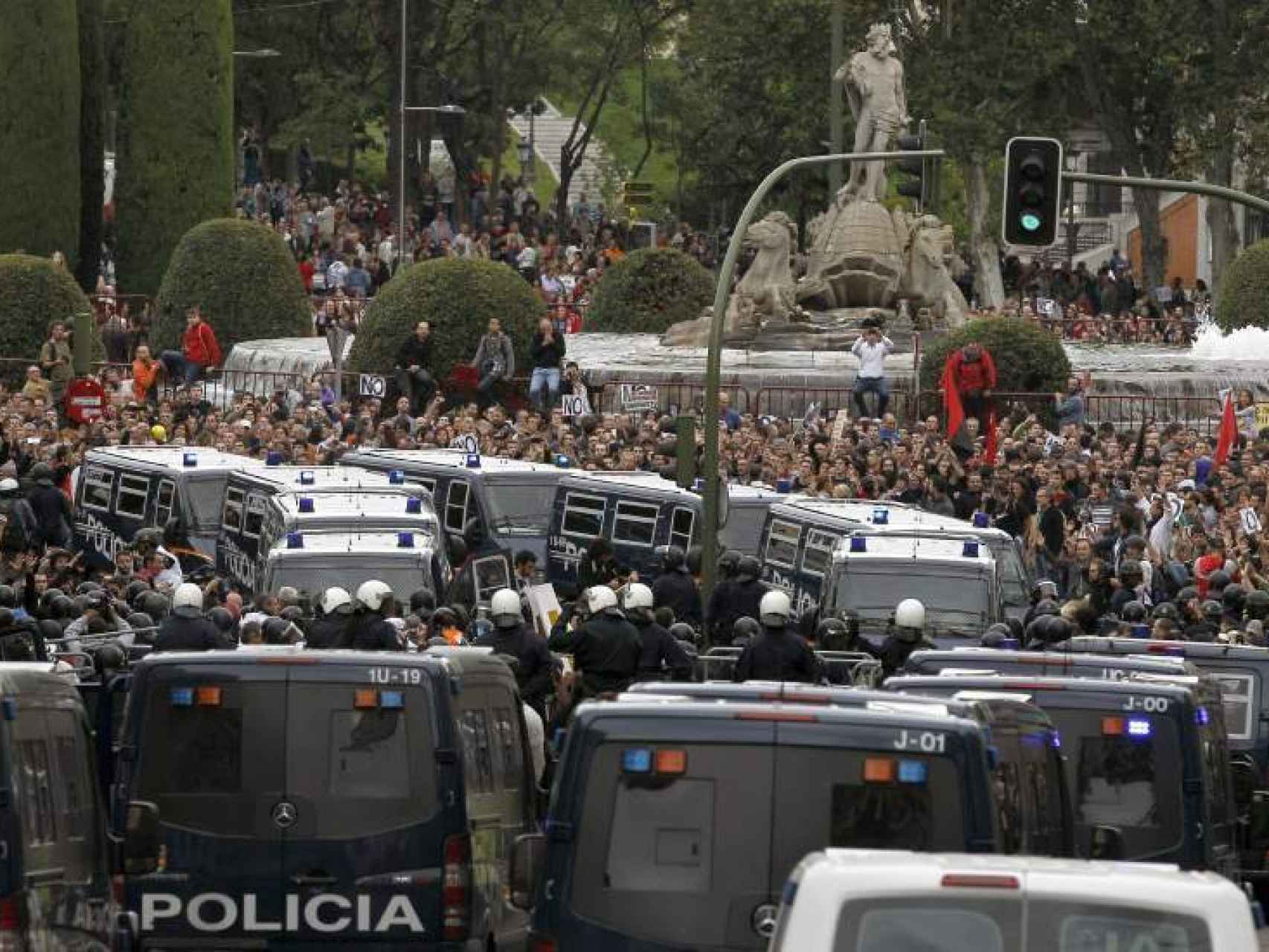 La Policía retiene a los manifestantes en la Plaza de Neptuno el 25 de septiembre de 2012.