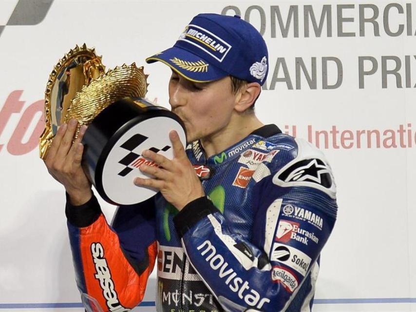 Jorge Lorenzo con el trofeo en Qatar.