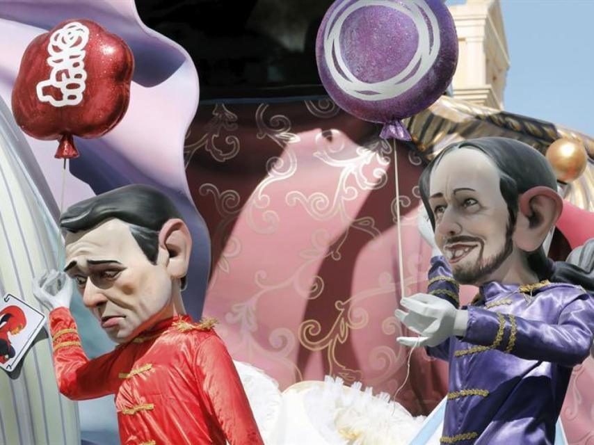 Pedro Sanchez y Pablo Iglesias en la escena el circo de la poltica en una de las fallas de Valencia/Juan Carlos Cárdenas/EFE