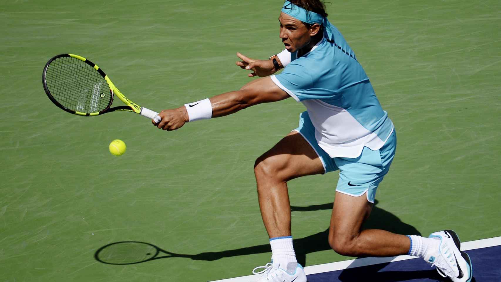 Rafa Nadal intenta alcanzar la bola ante Djokovic en Indian Wells.