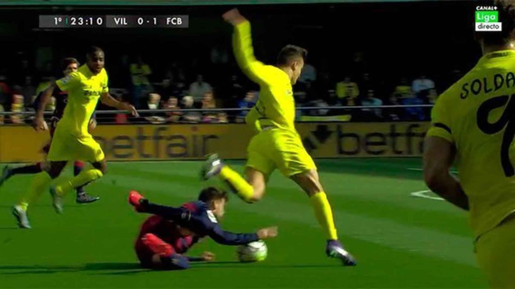Imagen de la mano de Piqué ante el Villarreal