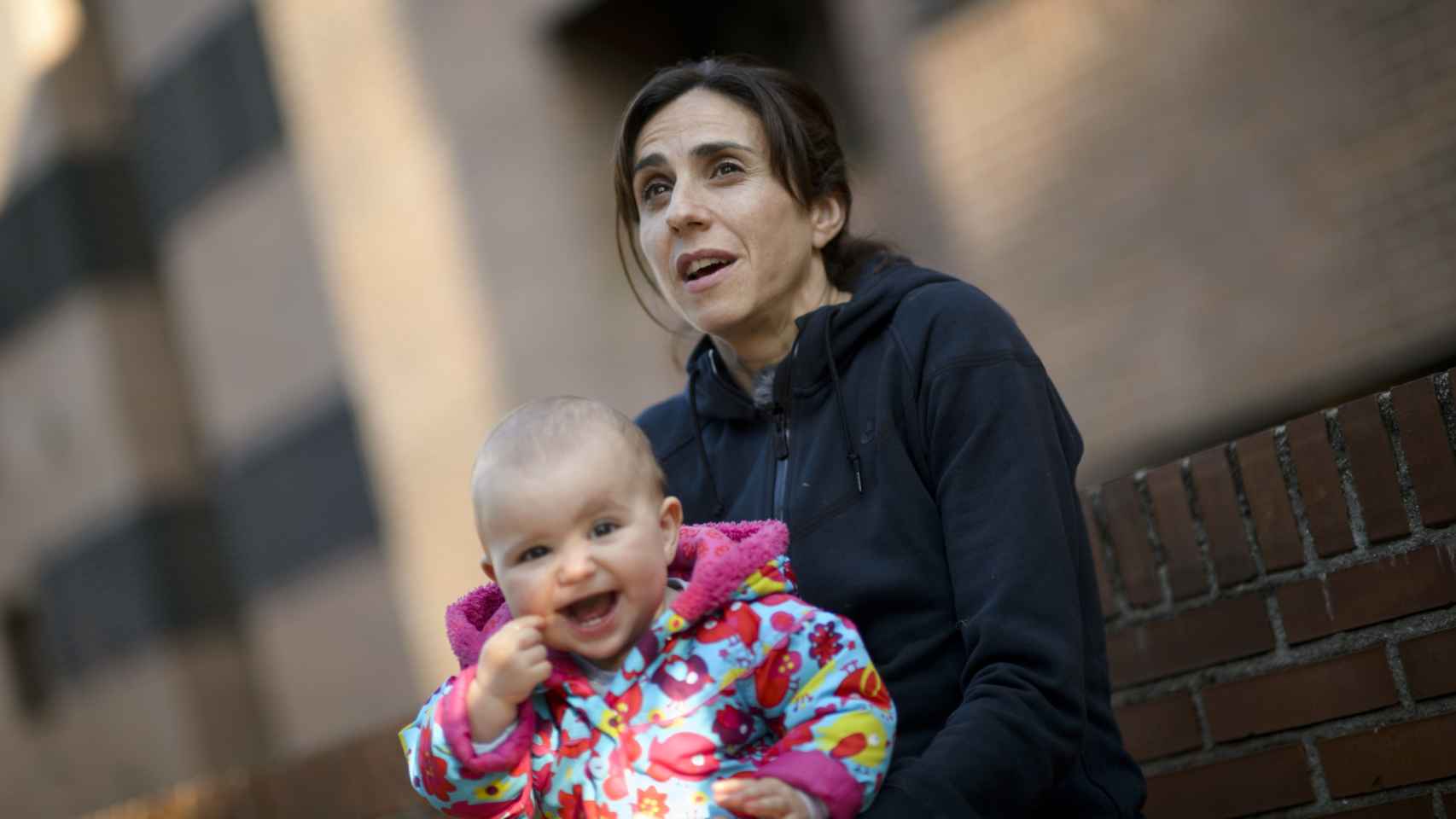 Nuria Fernández, con su hija pequeña.