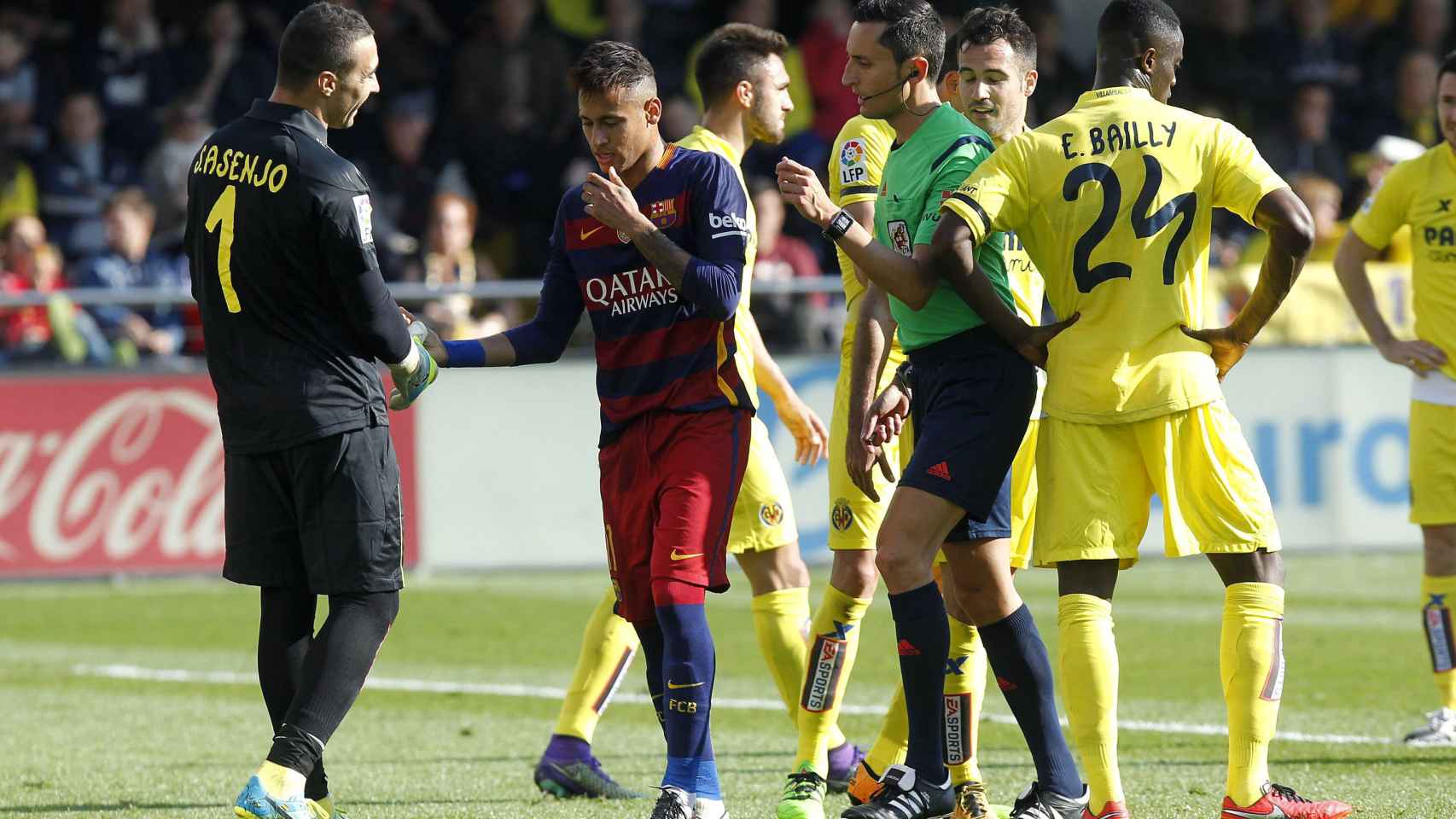 Jugadores del Villarreal protestan al árbitro