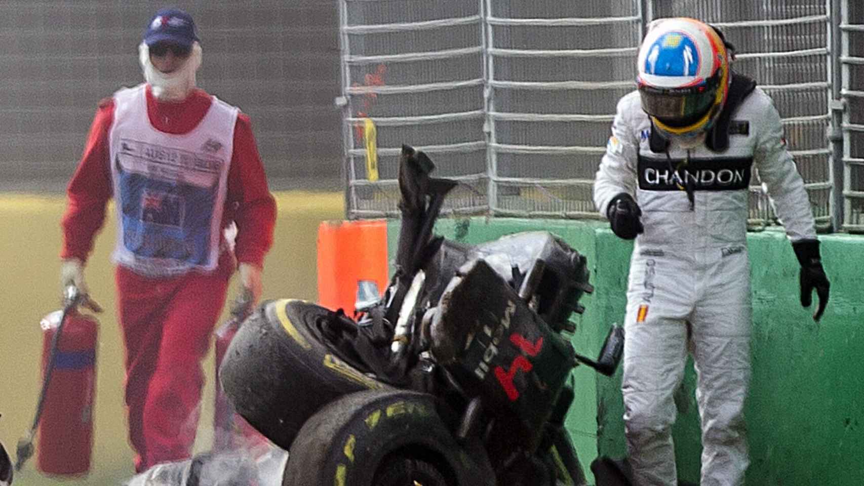 Fernando Alonso se aleja de los restos de su coche.