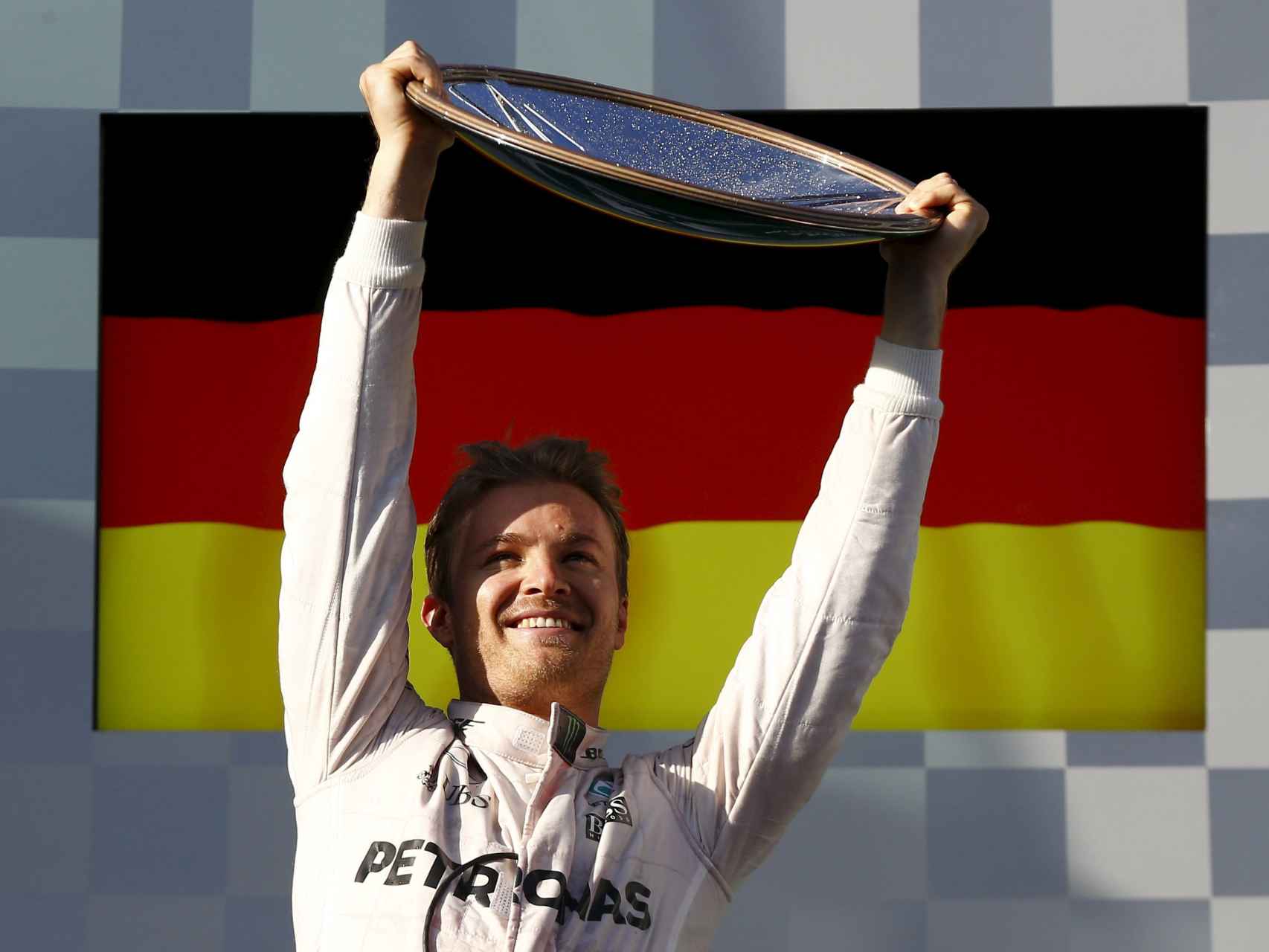 Nico Rosberg celebra en el podio su éxito.